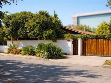 Casa en venta en Entre Larraín y Simón Bolivar, La Reina - 4 dormitorios, 3 baños
