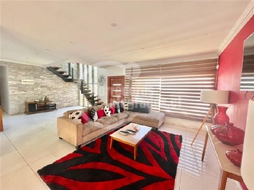 Casa en venta en Santa Teresa con calle Ciencias, La Cisterna - 4 dormitorios, 3 baños