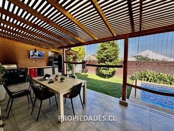 Casa en venta en Club de Campo Militar / Álvaro Casanova, Peñalolén - 4 dormitorios, 4 baños