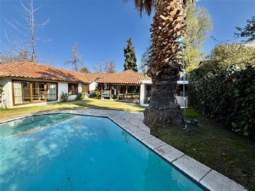 Casa en venta en Cam. El Huinganal, Lo Barnechea - 4 dormitorios, 3 baños