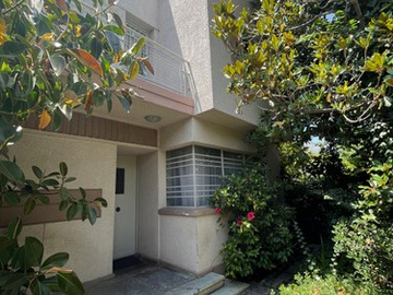 Casa en venta en Venta linda casa de 5 dorm en calle carmen covarrubias, Ñuñoa - 5 dormitorios, 4 baños