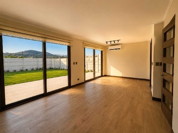 Casa en arriendo mensual en Estacionamiento para 4 vehículos (172721), Colina - 3 dormitorios, 3 baños