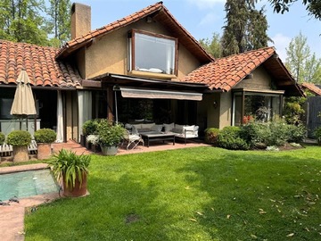 Casa en venta en Linda casa en sector residencial de La Dehesa, Lo Barnechea - 6 dormitorios, 3 baños