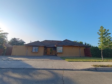 Casa en venta en Hermosa casa en condominio en ciudad satélite, Maipú - 4 dormitorios, 3 baños