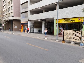 Estacionamiento en arriendo mensual en Estacionamiento Sto Domingo 1141, Incluye Gasto Común, Santiago