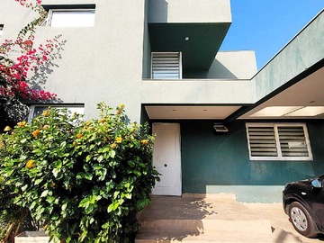 Casa en venta en Amplia Casa Familiar con Patio Privado (175774), Peñalolén - 6 dormitorios