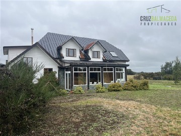 Casa en venta en A 5 minutos de la Costanera, Frutillar - 4 dormitorios, 3 baños
