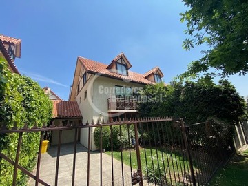 Casa en venta en San Carlos de Apoquindo, Las Condes - 4 dormitorios, 4 baños