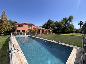 Casa en venta en Algarrobal, Colina - 4 dormitorios, 4 baños