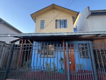 Casa en venta en Pasaje Los Almendros, Parral - 4 dormitorios, 2 baños