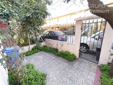 Casa en venta en Casa en macul para diseñar el hogar que sueñas, Macul - 2 dormitorios, 2 baños