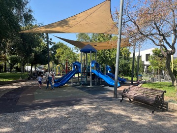 Casa en venta en Pasaje García Pica 7662, Las Condes, Región Metropolitana de Santiago 7550000, Chile, Las Condes - 3 dormitorios, 3 baños