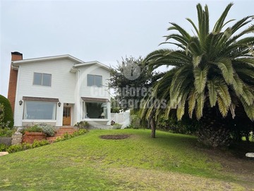 Casa en venta en Santo Domingo, Santo Domingo - 6 dormitorios, 4 baños
