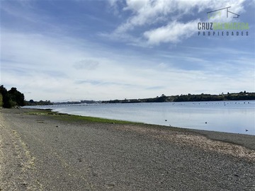Casa en venta en Parcela de 1 Há y con 2 casas. Con Orilla de Playa y al costado del camino Caicaén- Calbuco, Calbuco - 5 dormitorios, 3 baños
