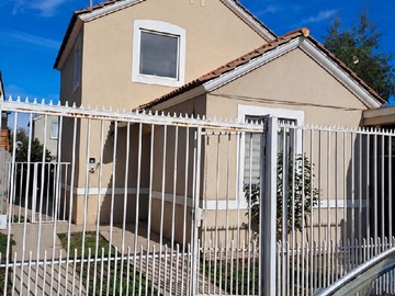 Casa en arriendo mensual en El Radal 695, San Bernardo - 3 dormitorios, 2 baños
