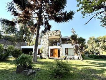 Casa en venta en A 3 min De la Plaza San Enrique/Camino Los Refugios de Arrayan, Lo Barnechea - 5 dormitorios, 6 baños