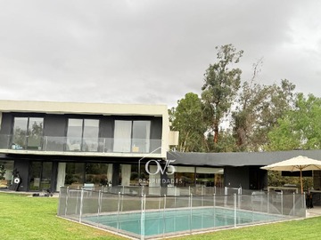 Casa en venta en Casa Amplia con Jardín y Piscina Privada (163083), Colina - 5 dormitorios, 6 baños