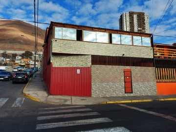 Casa en venta en Avda. La tirana con calle santa elena, Iquique - 12 dormitorios, 7 baños