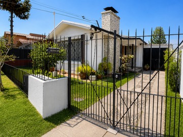 Casa en arriendo mensual en Casa en Arriendo, Las Condes con Patio y Terraza. - 3 dormitorios, 2 baños