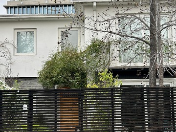 Casa en venta en Casa L. Pereira Remodelada, C/Jardín Excelente Ubicac en Vitacura - 2 dormitorios, 4 baños