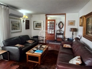 Casa en venta en La escuela, Las Condes - 5 dormitorios, 4 baños