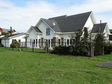 Casa en venta en Moderna Vivienda Cerca de Centros Comerciales (175193), Puerto Varas - 5 dormitorios, 4 baños
