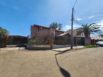 Casa en arriendo mensual en Casa Amplia y Luminosa, Ideal Familias (164794), Arica - 4 dormitorios, 4 baños