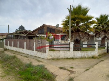 Casa en venta en Casa de Esquina con 3 Dormitorios, 1 Baño, Algarrobo. - 3 dormitorios, 1 baño