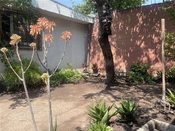 Casa en venta en Av. Vitacura / Geminis, Vitacura - 3 dormitorios, 2 baños