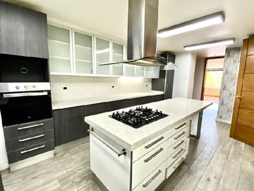 Departamento en venta en Muy amplio y comodo en pres. Riesco, Las Condes - 4 dormitorios, 4 baños