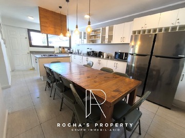 Casa en arriendo mensual en Casa amolada las condes 5d+4b+4e+bg, Las Condes - 5 dormitorios, 4 baños