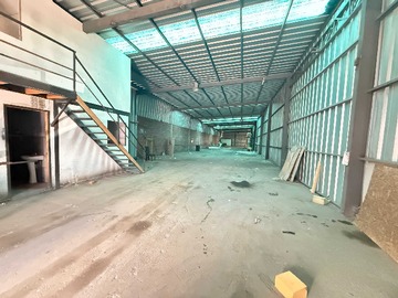 Terreno Industrial en arriendo mensual en Amplio galpón 660 mts (143439), San Bernardo - 2 baños