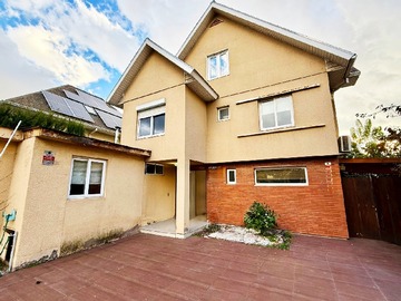 Casa en arriendo mensual en Quilin Norte/Consistorial, Peñalolén - 5 dormitorios, 5 baños