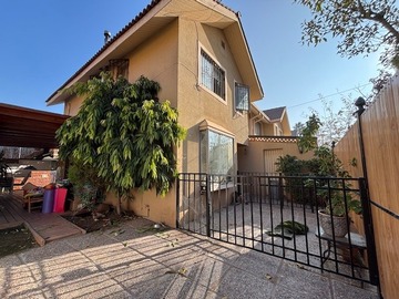 Casa en venta en Consistorial, av. El valle, condominio, Peñalolén - 4 dormitorios, 3 baños