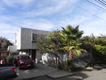 Casa en venta en Amplia Casa Remodelada en Barrio Residencial de Peñalolen - 4 dormitorios, 4 baños