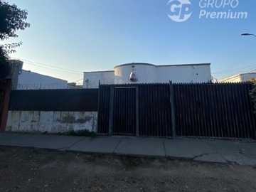 Casa en venta en Gran propiedad con amplio terreno, para remodelar, tiene gran potencial, Quinta Normal - 5 dormitorios, 3 baños