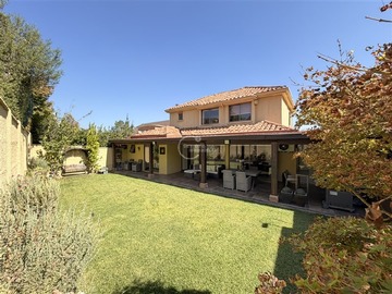 Casa en venta en Teresa Vial / El Nogal, Lo Barnechea - 5 dormitorios, 3 baños