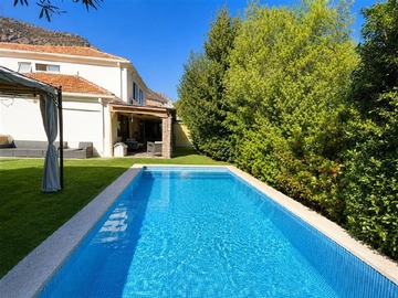Casa en venta en San Carlos de Apoquindo/ Carlos Peña Otaegui, Las Condes - 5 dormitorios, 3 baños