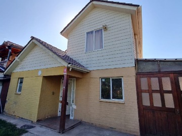 Casa en venta en Amplia Propiedad Aislada a la Venta Calle Peumo, Larapinta Lampa - 3 dormitorios, 3 baños