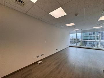 Oficina en arriendo mensual en raul labbe con avenida la dehesa, Lo Barnechea - 1 dormitorio, 1 baño