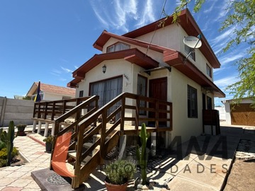 Casa en venta en Amplia casa sector villamar de guanaqueros, Coquimbo - 4 dormitorios, 2 baños