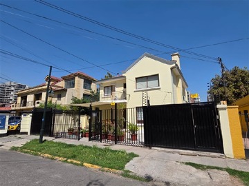 Casa en venta en a 300 metros de Plaza Egaña, Ñuñoa - 6 baños