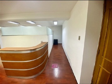 Oficina en arriendo mensual en Amunategui / Huérfanos, Santiago - 5 dormitorios, 3 baños