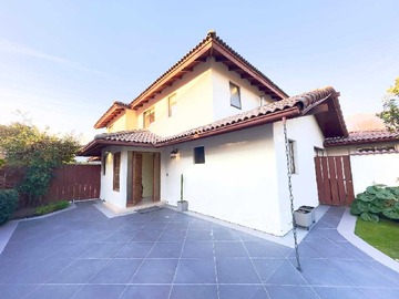 Casa en venta en Oportunidad Venta de amplia casa con piscina (93842), Peñalolén - 6 dormitorios, 4 baños
