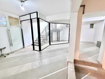 Local Comercial en arriendo mensual en Amplio Espacio para Tu Negocio. B ellas Artes (176343), Santiago - 2 baños