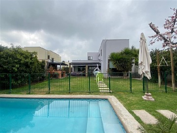 Casa en venta en Av.Padre sergio correa con Av. Jose Rabat, Colina - 4 dormitorios, 4 baños