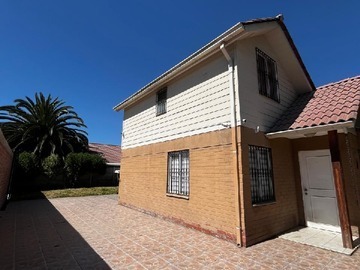 Casa en venta en Amplia Casa Esquina Calle el Taco, Larapinta Lampa - 3 dormitorios, 2 baños