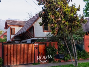 Casa en venta en Avenida Mariano Sánchez Fontecilla, Peñalolén - 4 dormitorios, 3 baños