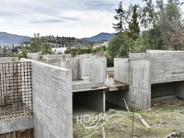 Casa en venta en Sendero Las Lomas, Lo Barnechea - 5 dormitorios, 6 baños