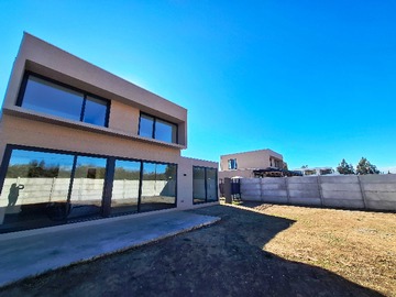 Casa en arriendo mensual en Moderna Vivienda Nueva San Damian (176698), Rancagua - 3 dormitorios